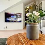 Central Skyroom - Sauna, Family-Friendly & City Skyline Views